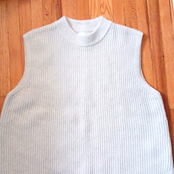 H&M sweater vest - Picture 2 of 5